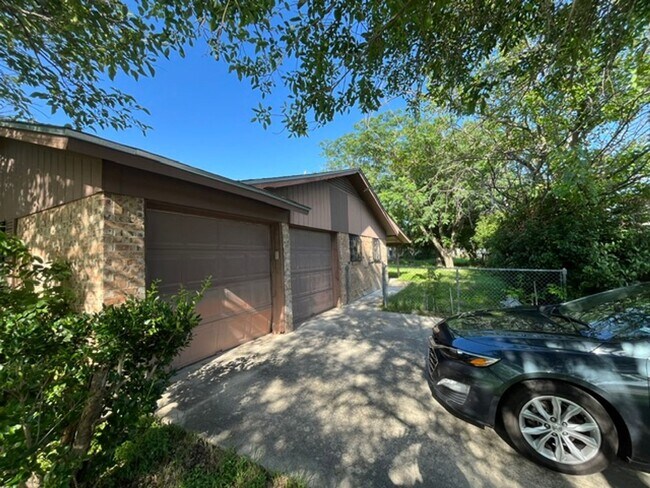 Building Photo - 1700 Standridge St