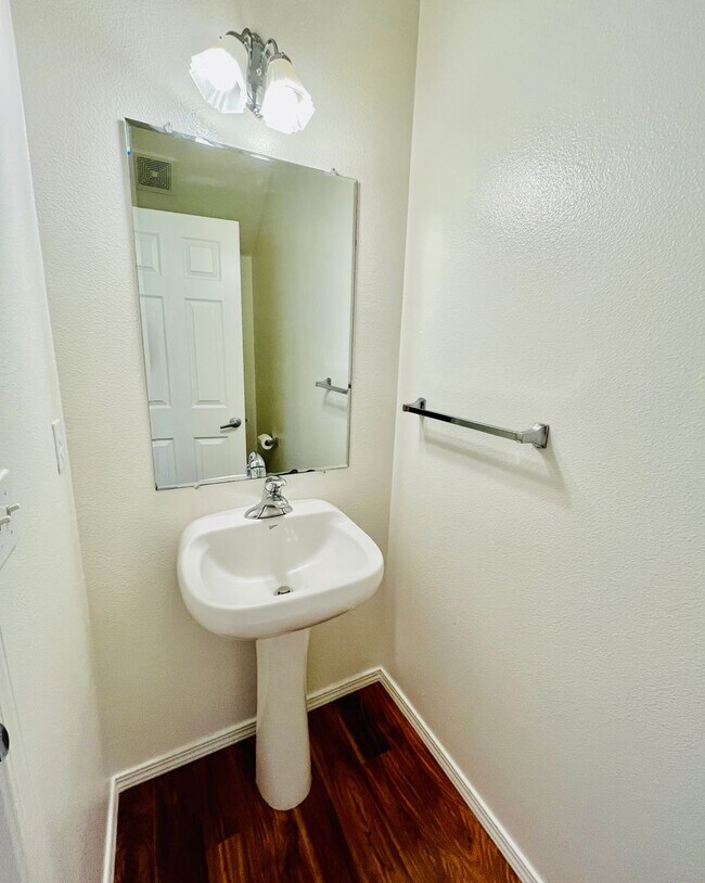 Building Photo - Amazing 3-Bedroom 2.5-Bathroom Townhouse i...