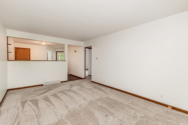 Building Photo - 2- Bedroom Duplex- Only $1100/Month!