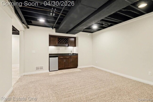 Building Photo - 714 E University Ave