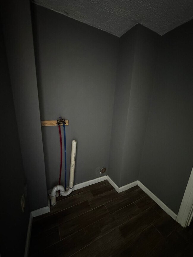 Building Photo - 2 Bedroom, 1st Floor Apartment