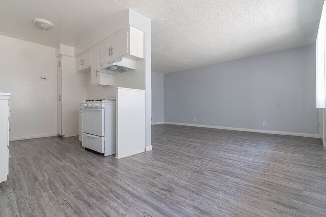 Building Photo - 8425 S Western Ave