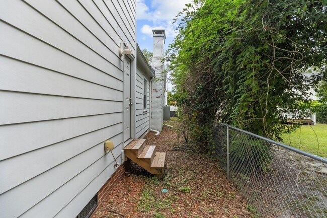 Building Photo - 4 Bedroom 3 Bath in Haymount- Available through June 1, 2027 only!