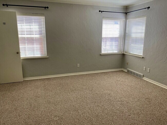 Building Photo - Charming 2 Bed, 2 Bath in Highly Sought-Af...