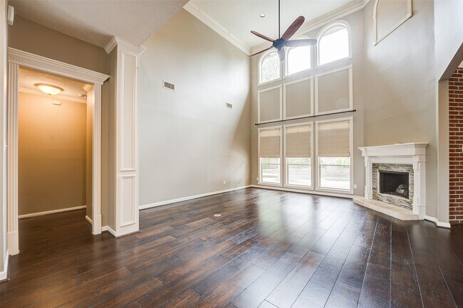 Building Photo - 11 E Wedgemere Cir