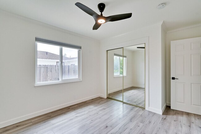 Building Photo - Rare 2 Bed 1 Bath Home with Huge Private Backyard