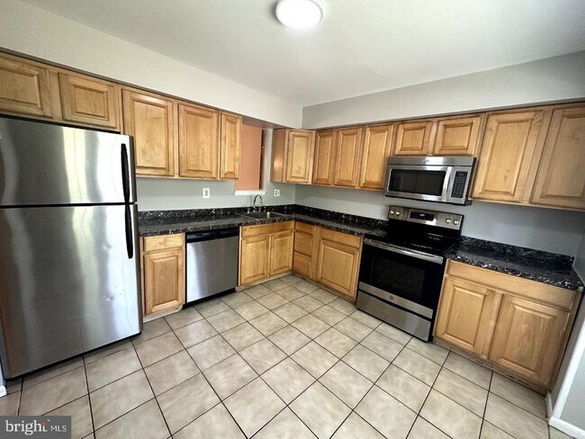 Building Photo - 8121 Fenwick Ct