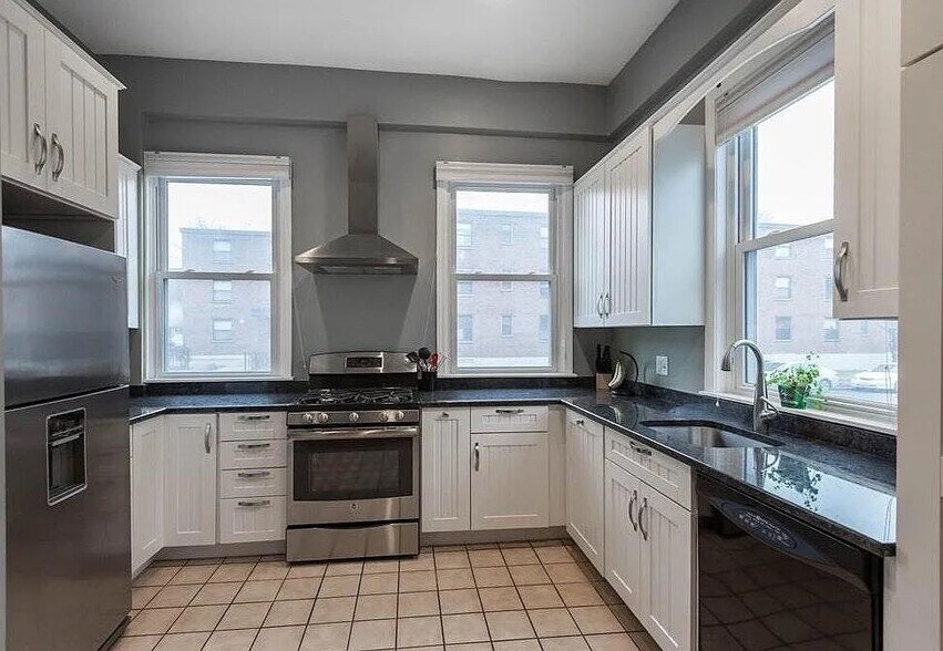 Primary Photo - 172 Bunker Hill St