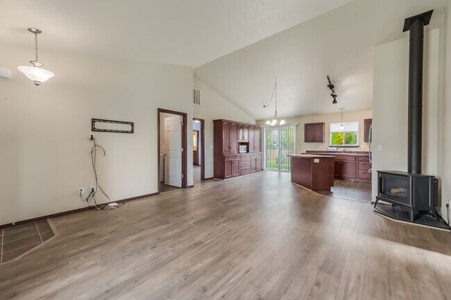 Building Photo - 3 bed 2 bath rancher