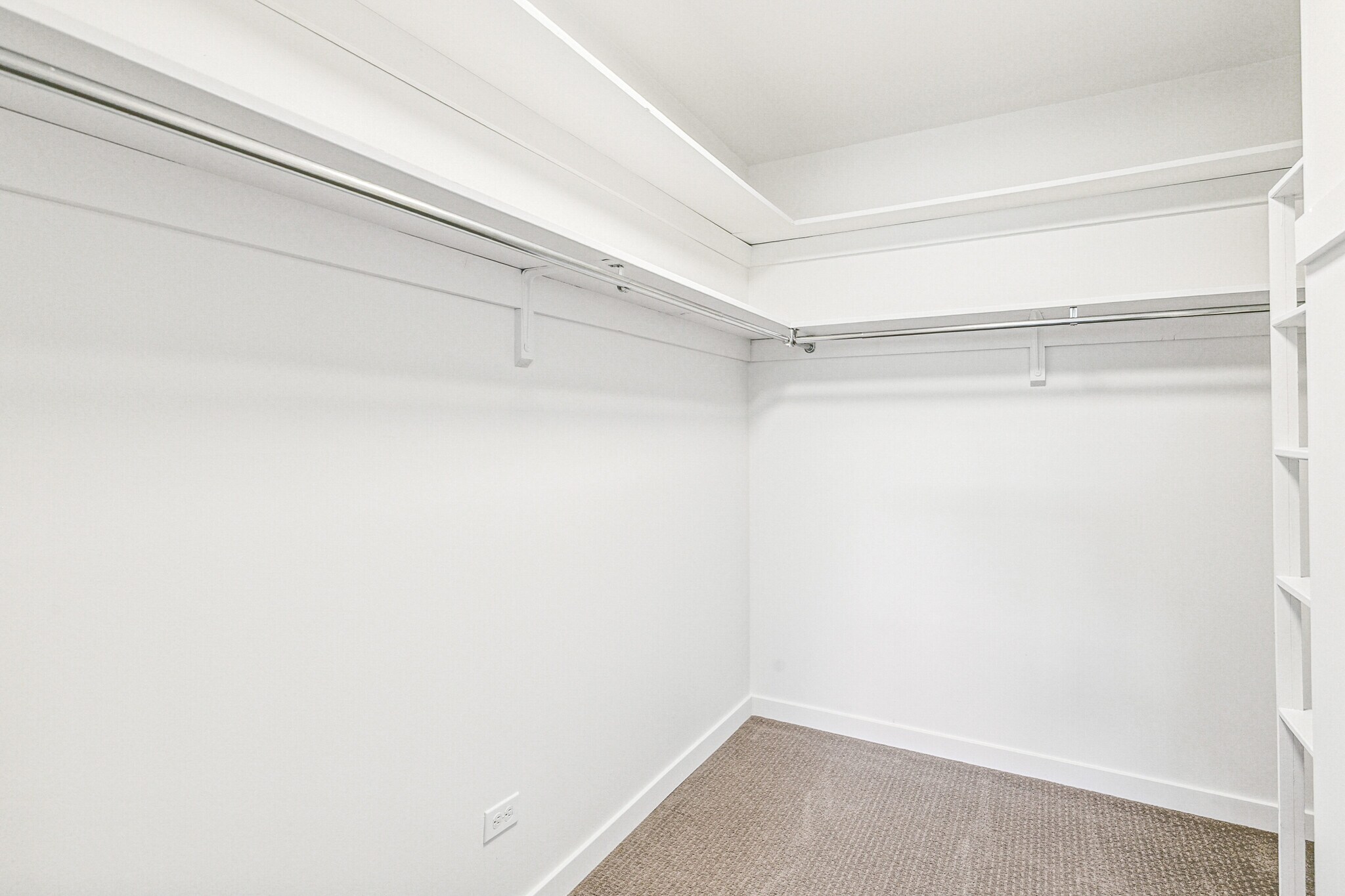 Building Photo - 725 S Alton Way