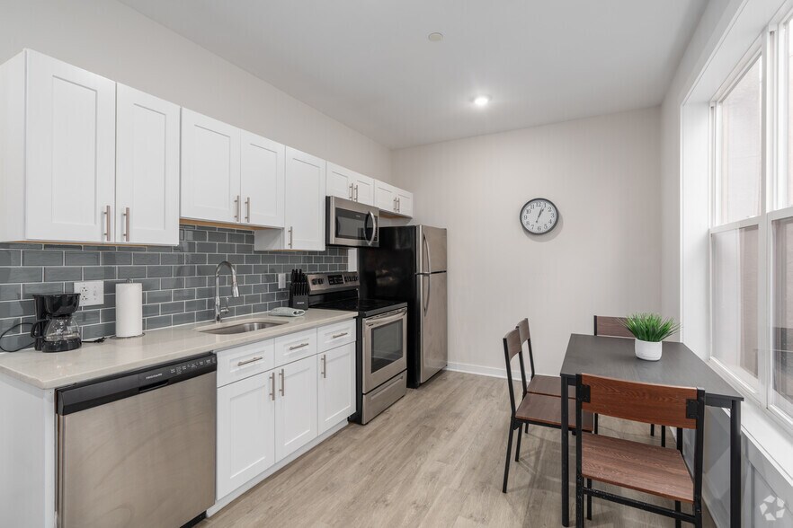 1BR, 1BA - 603SF - Kitchen - Fairmount Square