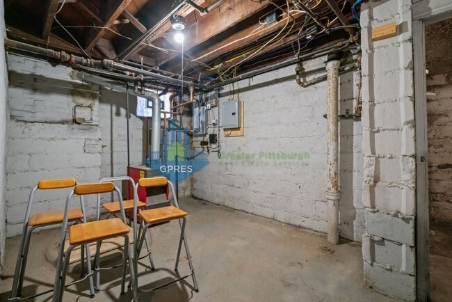 Building Photo - Spacious 3-Bedroom Home w/ Parking & Centr...