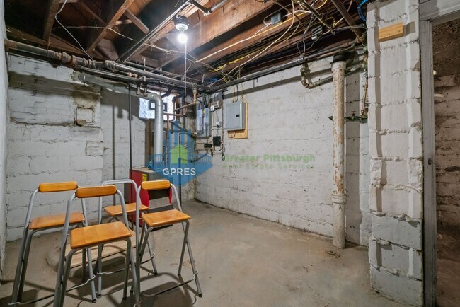 Building Photo - Spacious 3-Bedroom Home w/ Parking & Central A/C – Squirrel Hill