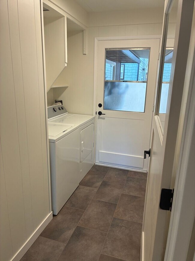 Building Photo - Quiet 3 Bedroom, 2 Bath with Large Backyard