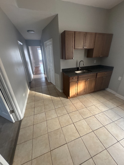 Building Photo - 7314 S Kenwood Ave