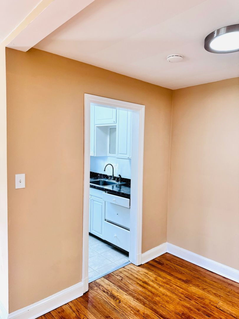 Building Photo - 908 Hudson Ave