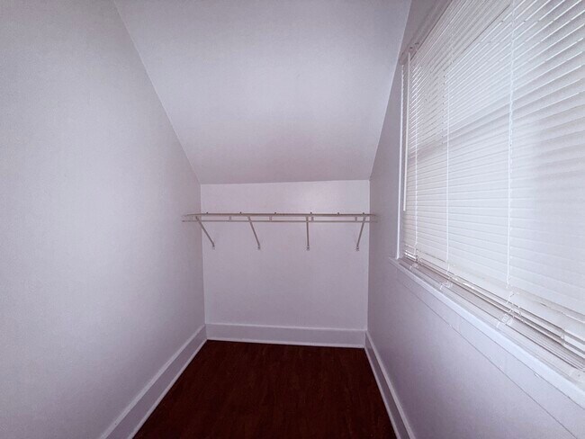 Building Photo - 1801 Victoria Ave