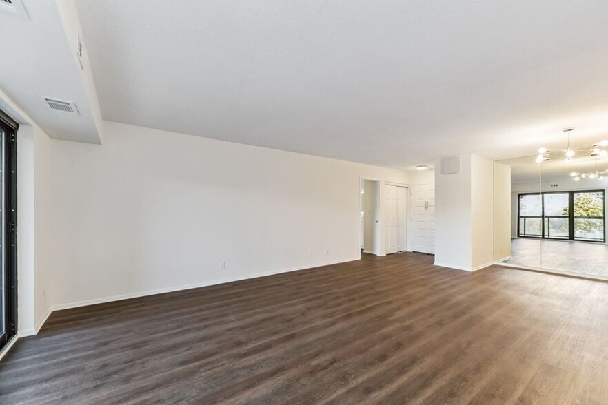 Building Photo - 8360 Greensboro Dr