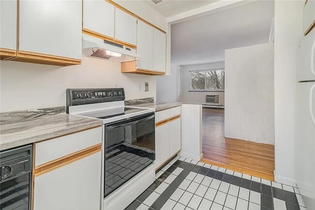 Building Photo - 2458 East Ave