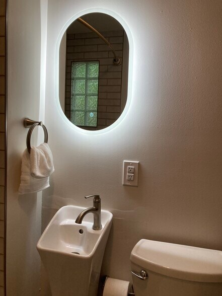 Makeup mirror with several light settings - 1417 N Hamilton Ave