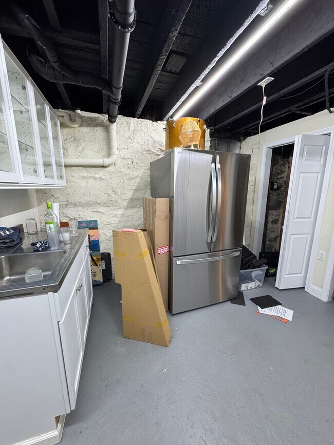 Building Photo - Townhouse perfect for "Socially Inclined" Students.  Get $1,000 upon closing!   TV's & mini-fridg...