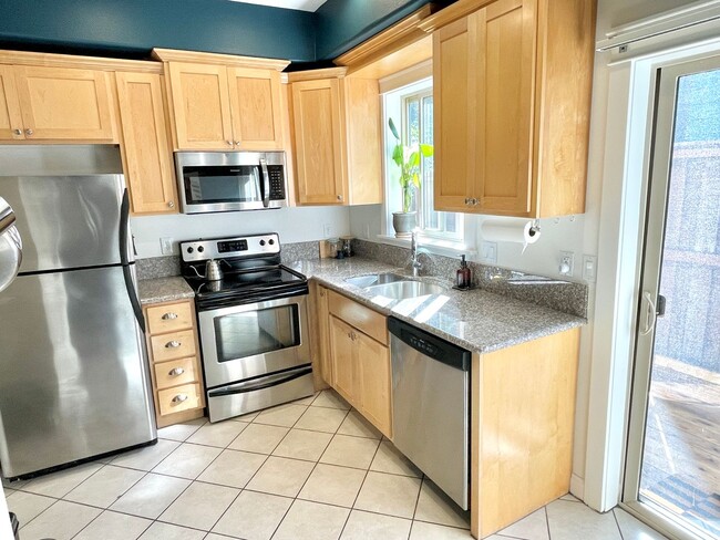 Building Photo - Rose City Park Corner Unit, 2-story Townhome with Hardwoods, Private Backyard, A/C