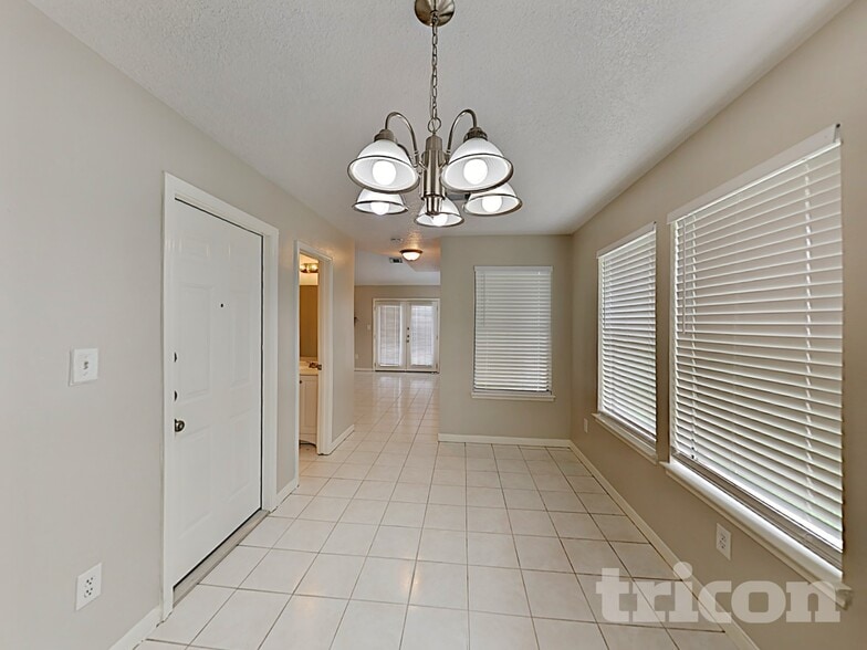 Building Photo - 1050 Macclesby Ln