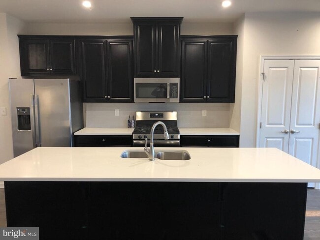 Building Photo - 111 Almond Dr