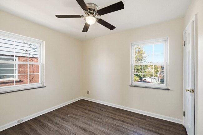 Building Photo - Charming Covedale Duplex