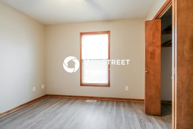 Building Photo - 4 Bedroom Pet-Friendly Home in Kearney, MO with Main Street Renewal