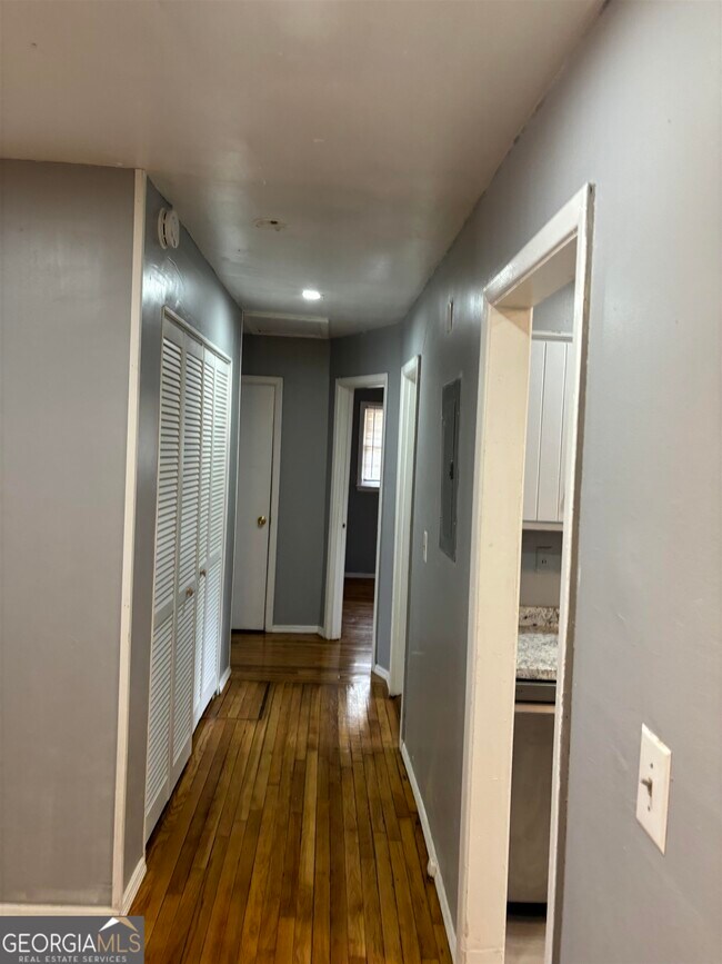 Building Photo - 3229 Tulip Dr