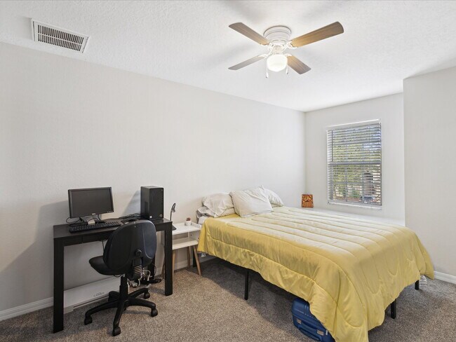Building Photo - "Charming 3-Bed, 3-Bath Haven with 1810 Sq...