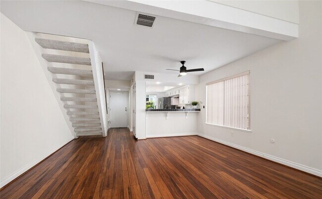 Building Photo - Bright & Spacious Unit with Natural Light