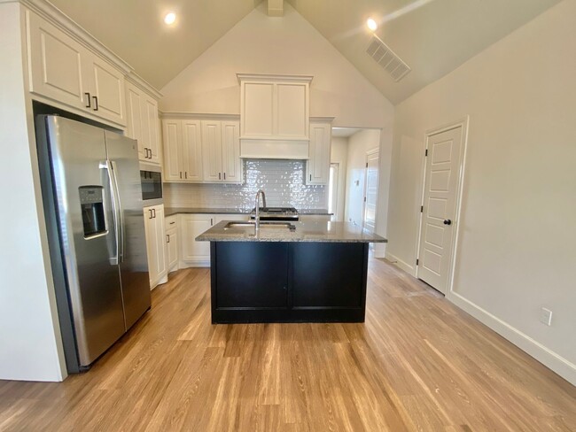 Building Photo - Amazing 4 bed 2.5 now available in Lubbock...