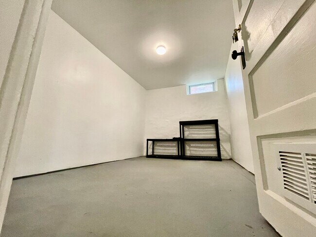 Building Photo - 18 Messenger St