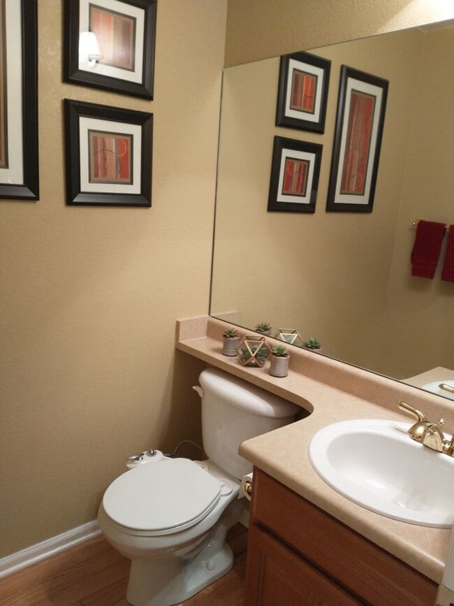 Building Photo - Beautiful 4 Bed 2.5 Bath + High Quality Up...