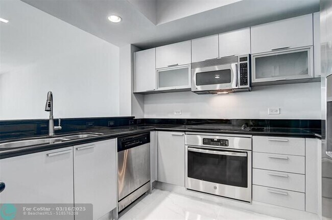 Building Photo - 2650 Lake Shore Dr