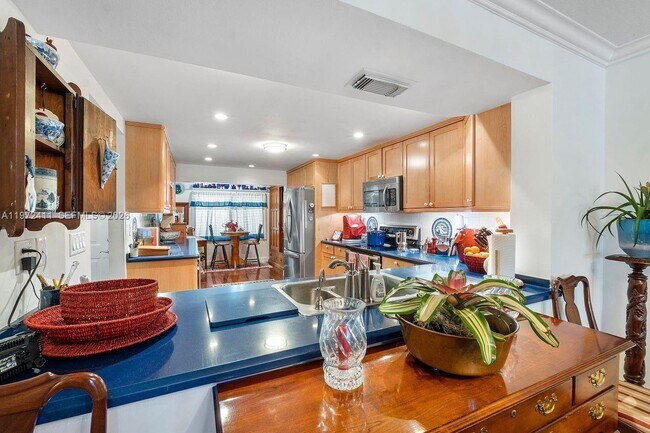 Building Photo - 4905 SW 71st Pl