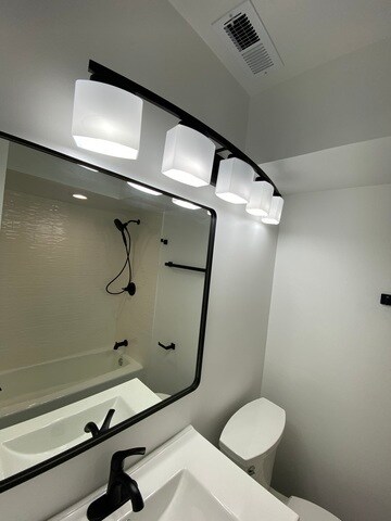 Building Photo - 1455 W Fullerton Ave