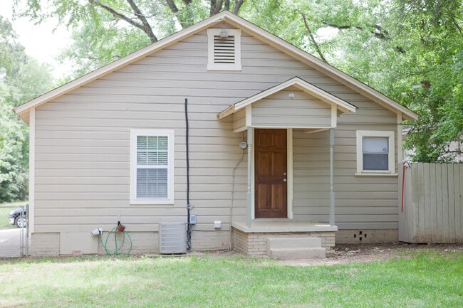 Primary Photo - Charming 2-Bedroom Home with Spacious Back...