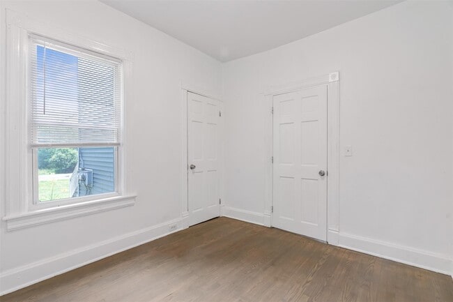 Building Photo - 281 Violet Ave