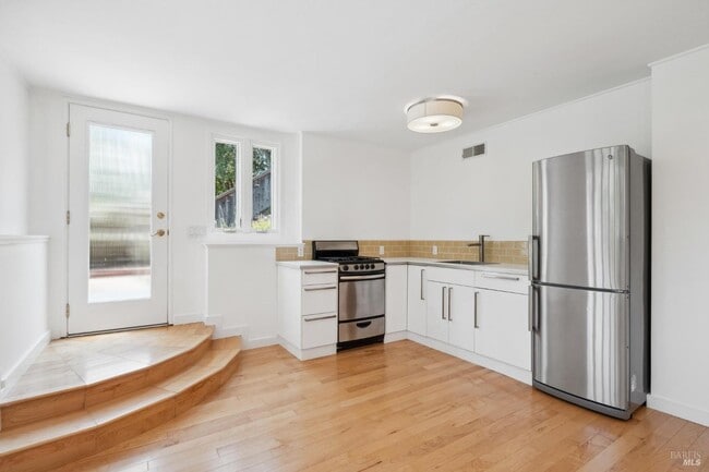 Building Photo - 125 Bayview Ave