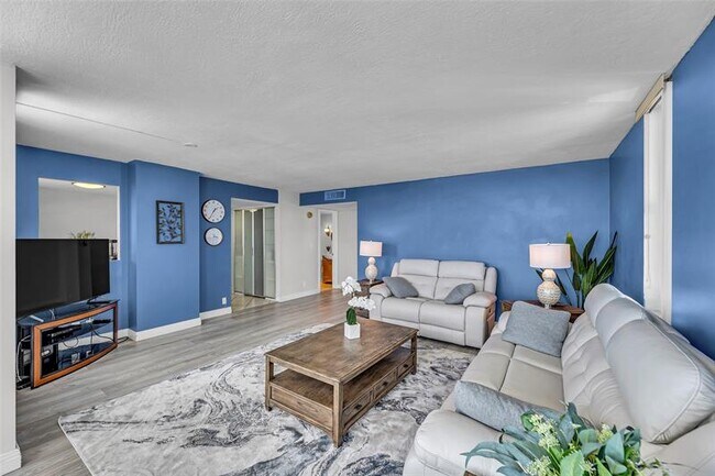 Building Photo - 3015 N Ocean Blvd