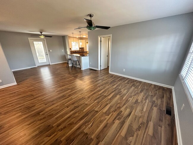 Building Photo - Beautiful House in Picadome! Off-Street Parking, W/D, Breakfast Bar, Deck, Fenced Backyard!