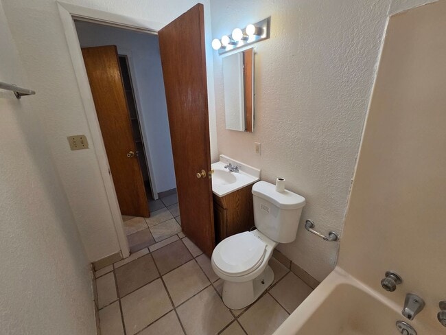 Building Photo - Small 2 bedroom 1 bath Apartment