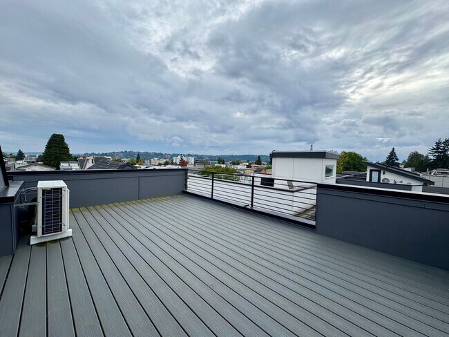 Building Photo - Ballard Townhome