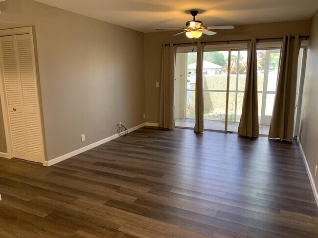 Building Photo - 1548 SE Royal Green Cir