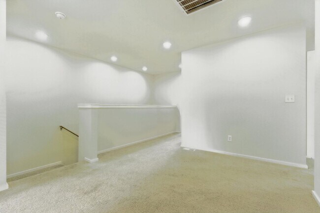 Building Photo - Beautifully Maintained Home in Coveted HOA...