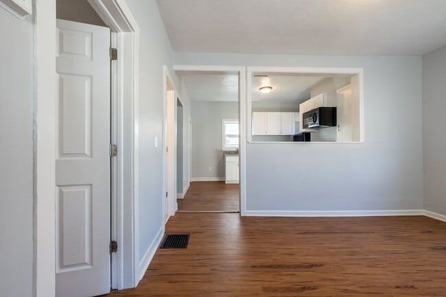 Building Photo - Adorable 1 Bed 1 Bath House with Detached ...