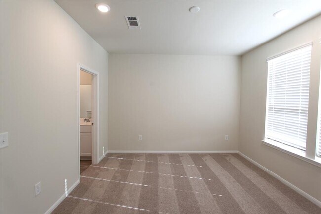 Building Photo - 6423 Lakeview Haven Dr